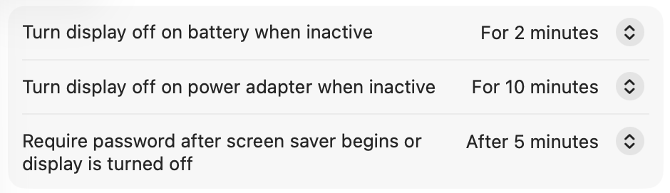 macOS 26.5.2, System Settings, Lock Screen: Turn display off on battery when inactive For 2 minutes, on power adapter For 10 minutes, Require password After 5 minutes